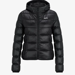 Hugo Boss dam jacka - Säljer en helt oanvänd hugo boss jacka i strl xs som inte kommer till användning. Den är i nyskick och pris går att diskutera vid snabb affär! 🤍 nypris: 2295kr