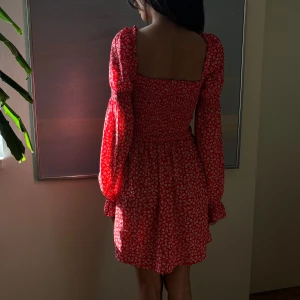 Blommig klänning - Supersöt blommig klänning från H&M❣️Använt en gång, fortfarande i nyskick. 