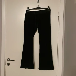 Juicy byxor(gamla modellen) - Juicy byxor i den gamla modellen. Sömmen har gått upp lite på fickan och den är lite slitna längst ner på byxorna. Säljer dem för dem är för korta på mig( är 1,67), passar personer som är runt 160 och neråt.