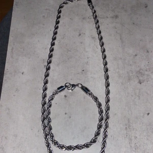 Kejsar armband och kedja - Dessa armband och kedja är rostfri direkt från kejsar jag säljer själva armbandet för 700 och kedjan för 800 och går att köpa separat.