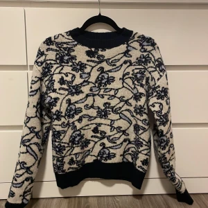 Stickad tröja  - Tjock stickad tröja, kommer ej till användning. Använd Max 5 gånger.