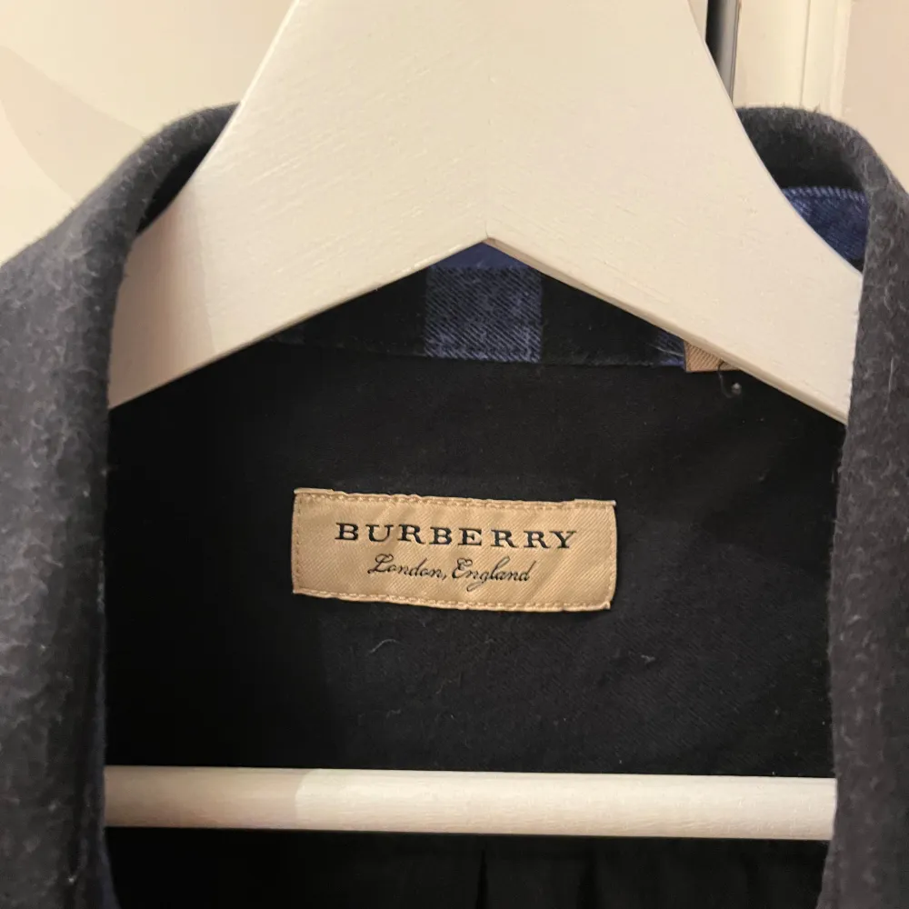 Säljer min Burberry skjorta då jag aldrig använder den längre. Storleken är M men passar även som S. . Skjortor.