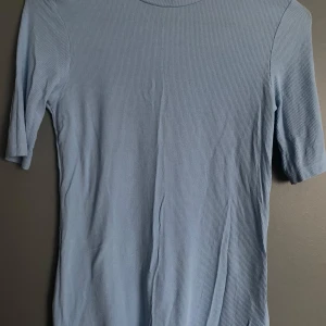 Ribbad tröja i ljusblå - Använd 2-3 gånger, normal i storlek 