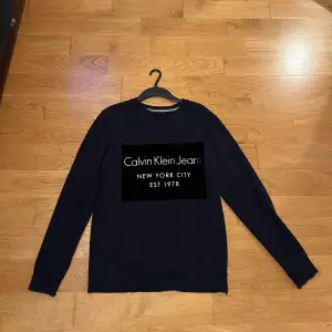 En jättefräsch Calvin klein tröja som har aldrig kommit till användning och endast legat i garderoben. Den kan användas vardagligen eller till fester. Pris kan diskuteras vid snabbaffär 