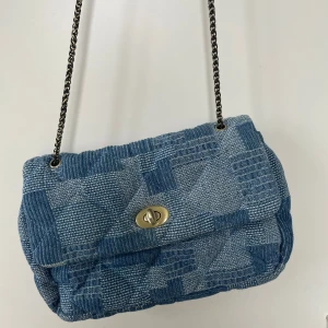 Becksöndergaard väska - Denna superfina denim väskan från Becksöndergaard är endast använd en gång och som helt ny❤️