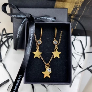 Guldstjärna smyckeset med örhängen och halsband - Snyggt smyckeset från Eldita Kondrat Art med guldstjärnor.✨Detta charmiga smycken är en perfekt julklapp till dig själv eller någon nära. Kedjelängd-22cm(44cm), örhängen-rostfritt stål, Längd-4,5cm