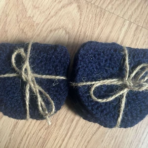 Muggunderlägg  - Handgjorda muggunderlägg  4 pack = 4 st i samma färg  - 40 kr 6 pack = 6 st i samma färg 60 kr Frakt tillkommer 