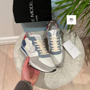 Philippe model trainers | Skick: 10/10 (HELT SPLITTER NYA) | EU 43 | Box och Dustbag medföljer | Pris - 2299kr | Fraktar via postnord eller instabox på köparens bekostnad | Hör av dig vid minsta fråga eller fundering! 