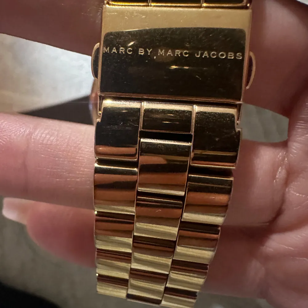 Fin Marc Jacobs klocka i guld färg  Batteri måste bytas . Accessoarer.