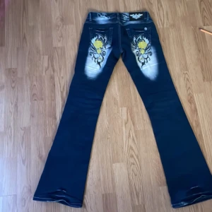 Crazy age jeans - Midjemåttet på byxorna är 77cm och beninnerlängden är 83cm. Jeansen har använts några gången men är fortfarande i bra skick. Jeansen har två ish hål på benen.