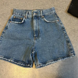 Jeansshorts  - Jeansshorts från Ginatricot. Storlek 32 (Xs). Använd endast fåtal gånger
