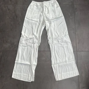 Satin byxor - Bra skick, aldrig använda. Men behövs strykas.