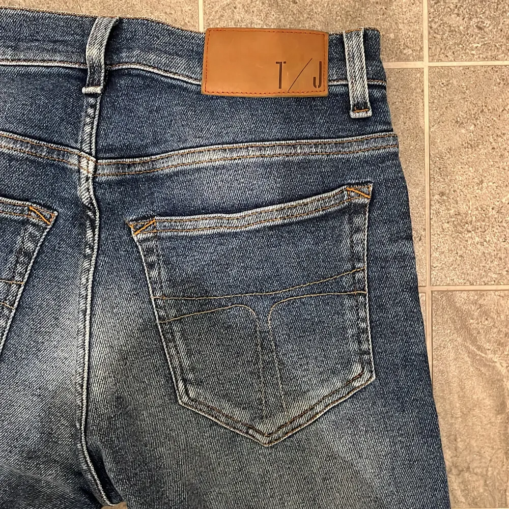 Säljer dessa oanvända Tiger of Sweden Jeans i storlek W30/L30| Skick:10/10(HELT NYA)|Nypris: Ca 1599kr| Kontakta vid minsta fråga eller fundering.. Jeans & Byxor.