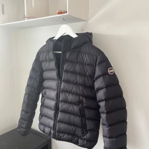 Colmar jacka - Säljer vinterjacka från colmar i storlek 166 eller 14y, den är i bra skick och ser ut som ny. Nypris runt 4000kr.