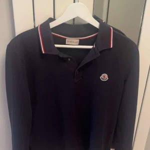 Moncler pike - Mörkblå långärmad monclerpike. Använt med riktigt bra skick. Pris kan diskuteras! Skriv vid frågor eller funderingar😀