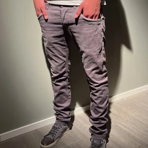 Dondup jeans  - |Tja!| Dondup jeans.| Toppen skick 8/10. 3 slitningar vid bakfickorna ,Finns en defekt.| Storlek: 31, passar mig perfekt - 185cm.| Färg: grå/blå.| Nypris: 3500kr.| Hör av er! Mvh, Ville💛
