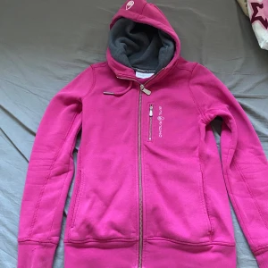 Skrikrosa Sail Racing kofta - Sail Racing kofta i färgen Skrikrosa💕 Tyvärr så kommer den inte till användning längre 