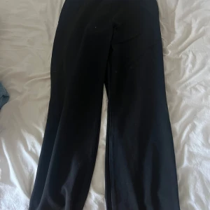 Svarta byxor kostym  - Säljer ett par svarta byxor i loose fit. Perfekta för en avslappnad stil och kan matchas med nästan vad som helst. De är bekväma och passar bra till både vardag och fest.