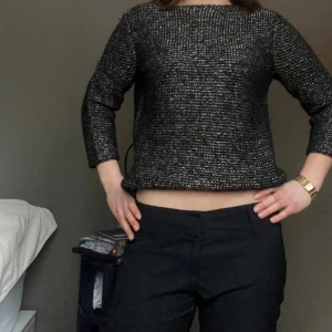 Svart stickad med guld, trekvartsärmad tröja - Svart stickad tröja med gulddetaljer i, bild 1 visar tydligare hur guldet ser ut. Hände nåt konstigt m ljuset på bild 2. Trekvartsärmad strl s. Från märket Part Two. Lite slitage. 