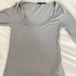 grå tröja - Grå långärmad tröja, säljs pågrund av att den är lite stor och inte längre används.