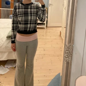 Svartvit rutig tröja från H&M - Säljer denna supersnygga tröjan från H&M. Det är använd en del men i mycket bra skick