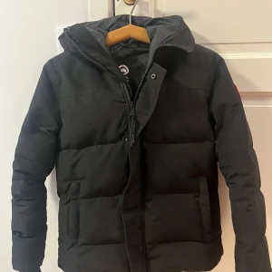 Canada Goose pufferjacket - Säljer en svart pufferjacka från Canada Goose i mycket bra skick. Jackan är i storlek S och är mycket fräsch!