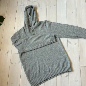 Skitsnygg stickad hoodie som passar till mycket Märke:Dressmann Storlek:L Färg:Grå 