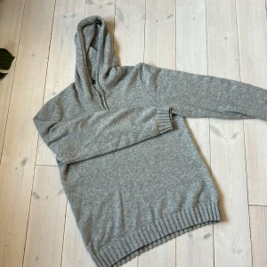 Stickad hoodie - Skitsnygg stickad hoodie som passar till mycket Märke:Dressmann Storlek:L Färg:Grå 