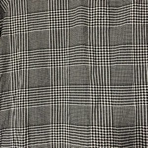 Svartvit rutig topp från ONLY - Snygg svartvit rutig topp från ONLY i storlek S. Den har korta ärmar och ett klassiskt rutmönster som ger en stilren look. Perfekt för både vardag och festliga tillfällen. Klänningen har en knappdetalj i nacken för enkel påklädning.