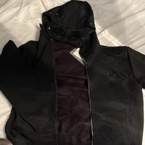 C.P company hoodie - Helt ny C.P company hoodie säljer den eftersom den är för liten