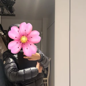 Moncler jacka - Säljer denna skitsnygga moncler jacka som är använd en vinter och är i super skick.