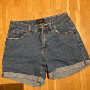 Jeansshorts  - Knappt använda shorts från vero moda 