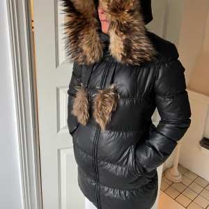 Hollis jacka  - Fin jacka med pälsbollar. Går att ha knäppt eller öppen som på bilden 💘 Självklart äkta!  