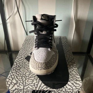 Nike Air sneakers med mönster - Säljer ett par grymma Nike Air sneakers i mycket bra skick. De har ett coolt grått och svart mönster med snörning och en klassisk Nike-logga på sidan. Perfekta för både vardag och fest! Skorna kommer i originalkartong.