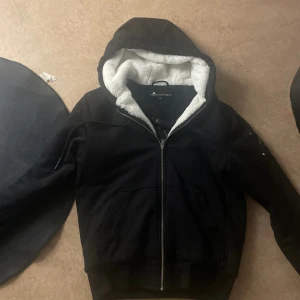 Moose knuckles classic bunny - Säljer denna riktigt fina jacka då det börjar bli kallt och den inte riktigt är min stil. Den är i storlek M och även kemtvättad.