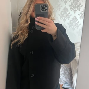 Kort kappa  - Kort svart kappa från Gina Tricot i storlek S. Endast använd 1 gång, så jättefint skick!  +frakt