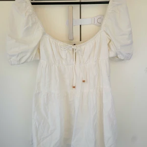 Vit off shoulder klänning - sommarklänning från Zara st 36/S - Sommarklänning i bomull från Zara. 