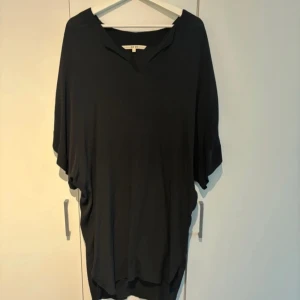 Oversized klänning - Svart oversized klänning i XS. Passar en S också. Säljes pga för liten. 1.500kr nypris för några år sen. 