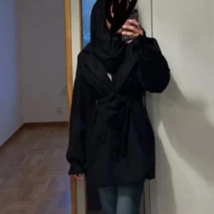 Höst jacka - En svart höst jacka i XS. Originellt från SHEIN för 389kr men eftersom att jag inte handlar där så har jag bestämt mig för att sälja den. Jackan är anpassad för hösten, då den inte gör en varm till vintern. Går att ha tjock tröja under. KÖP NU