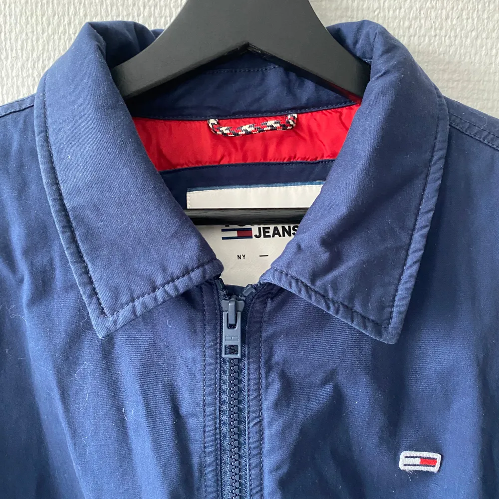 Harrington / Bomber Jacka från Tommy Hilfiger (Tommy Jeans)  I princip helt oanvänd  Storlek: M (men funkar även som S) . Jackor.