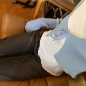 Ljusblå bolerotopp - Säljer en superfin ljusblå bolerotopp med knytning framtill. Perfekt för vår och sommar! Den är i ett mjukt material och har en söt, kort passform som passar perfekt över en t-shirt eller linne.💓