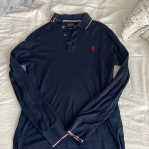 Ralph Lauren piké  - Snygg mörkblå polotröja / pikétröja från Polo Ralph Lauren! Helt äkta. Custom slim fit. 
