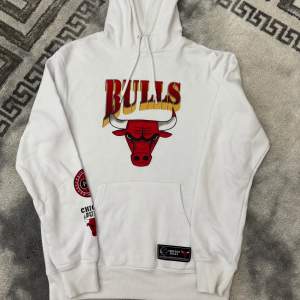 Säljer min fina bulls hoodie. Knappt använd, köpt i Tyskland ❤️