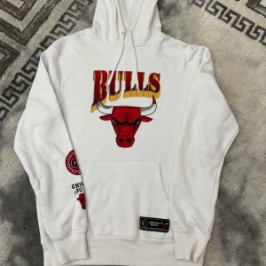 Bulls hoodie - Säljer min fina bulls hoodie. Knappt använd, köpt i Tyskland ❤️