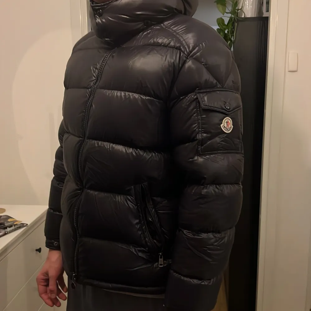 Helt ny moncler maya, använd typ 2-3 gånger pga att den är för liten. Har inget kvitto tyvärr därför priset är som de är. Går med på snabb affär men inga skit priser. . Jackor.