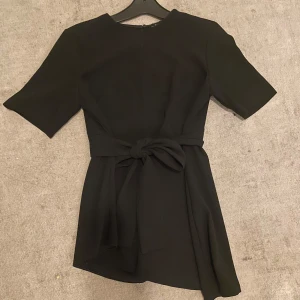 Zara knyt tröja / blus  - Helt ny i strlk XS, fint material och oanvänt skick. Vill sälja för jag tyckte den satt lite tight på mig, annars jättefin.  Pris kan definitivt diskuteras 👍🏻
