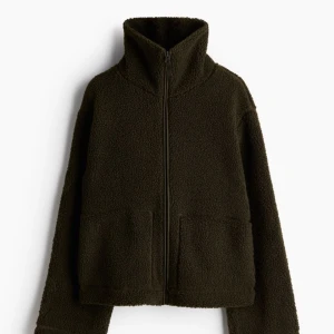 Teddyjacka - Säljer denna superfina mörkgröna teddyjacka från H&M i storlek S. Den är lite tunnare och passar perfekt till hösten! Jackan är helt ny och är slutsåld online💕