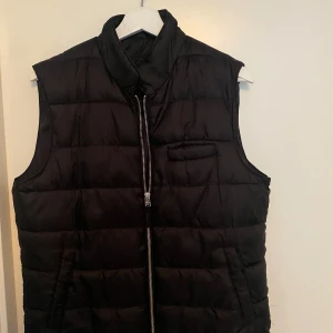 John  Henric - Väst (Senaste kollektionen) - Säljer denna extremt stilrena väst från John Henric. Passar perfekt till hösten. Använd fåtal gånger och extremt bra pris. Kan diskutera pris vid snabb affär