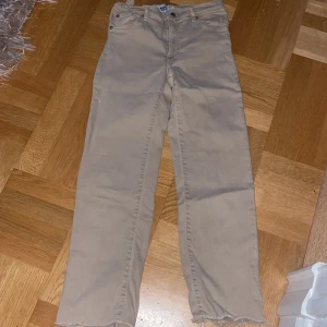 Beigea jeans - Storlek 160.Fint skick.