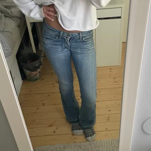 Low waist jeans  - Super snygga low Waits jeans som sitter bootcut💕 Har sytt dessa bootcut, se bild 4. Innerbenslängd: 81 cm Midjemått rakt över: 38 cm 